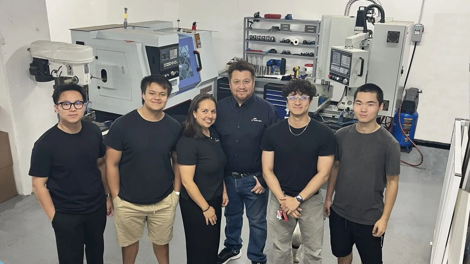 L'équipe de 369 TechLabs réunie devant le tour et la fraiseuse CNC